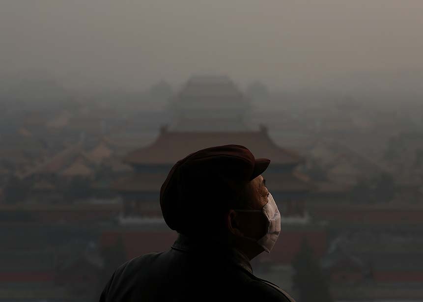Face masks help Beijing citizens to cope with air pollution