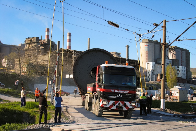 Transportation of equipment to expand the Verhnebakanskiy Cement Plant