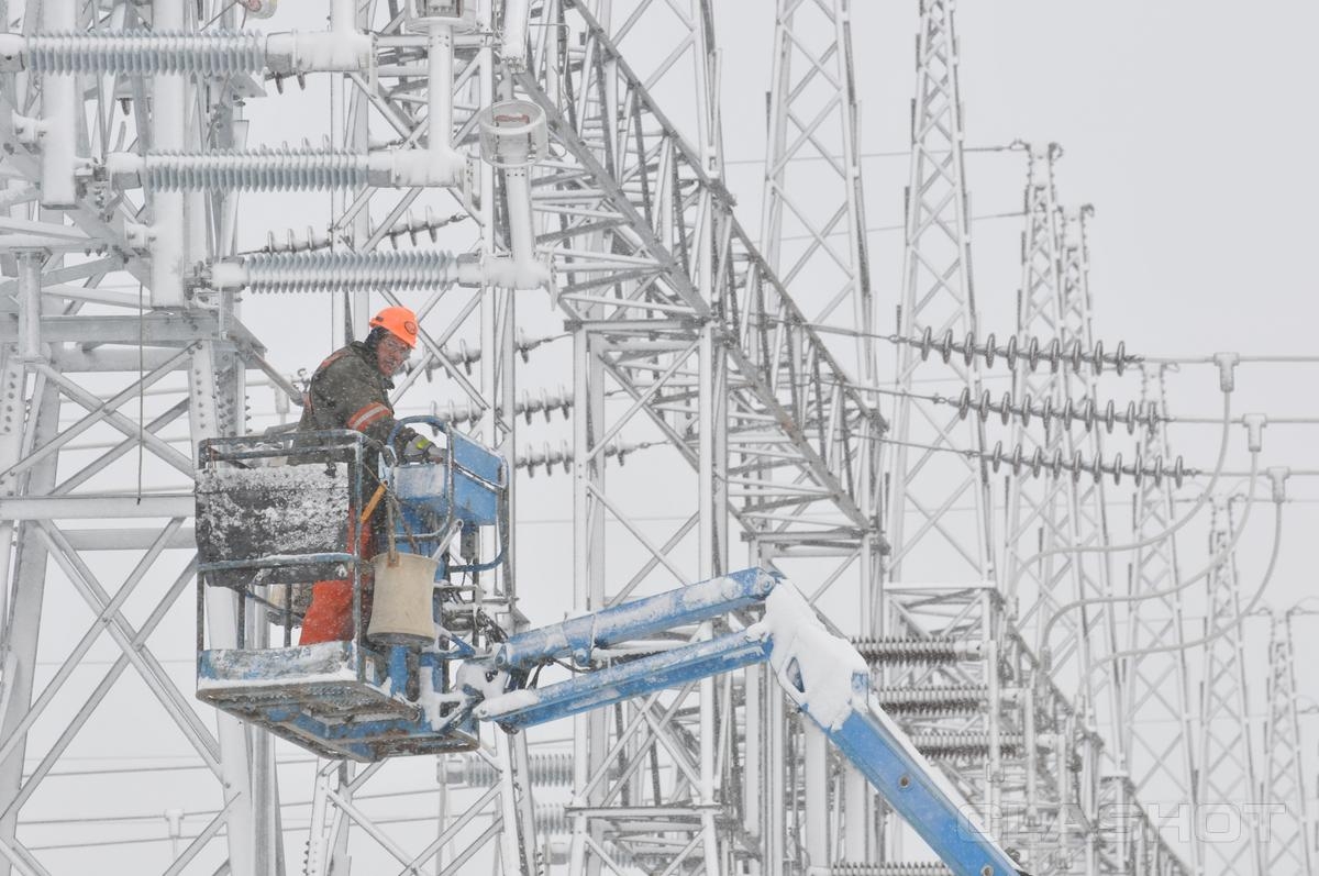 Keeping snowed-under power lines operational