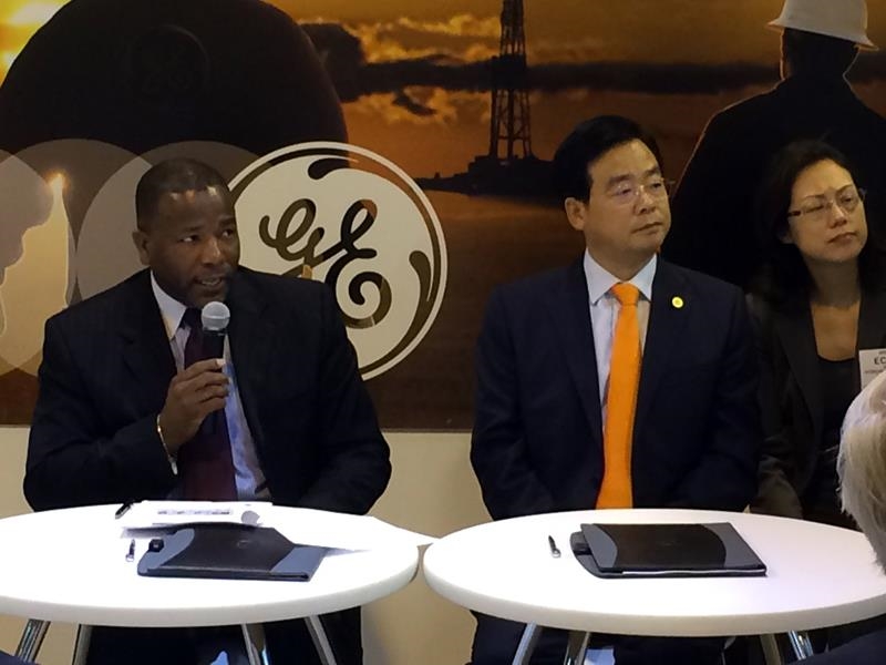 Darryl Wilson, GE vice president (left) and Zhang Mi, president of Honghua Group (right) announced the deal at the Offshore Technology Conference