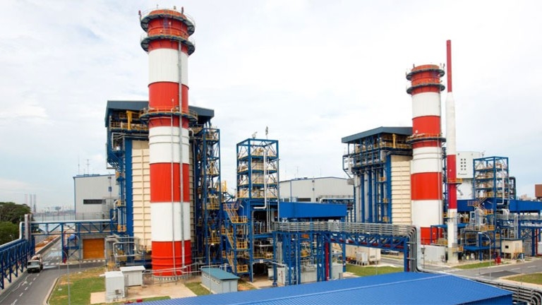 The Jurong power plant generates 800  MW of output