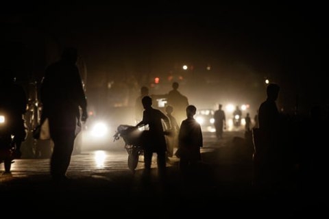 Commuters in Islamabad during the power cut