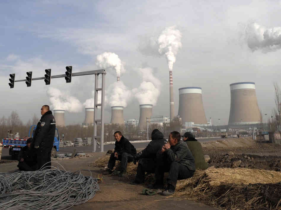 Street scene in front of a coal-fired CHP in Hebei Province