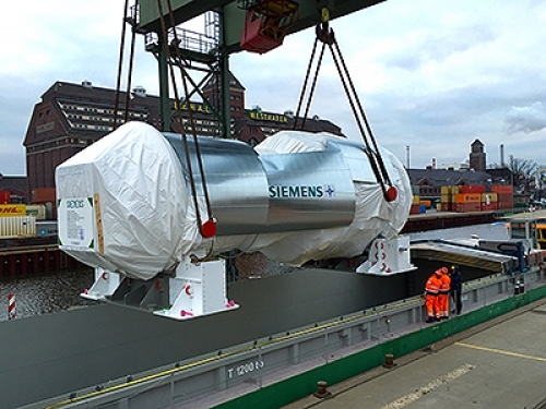 The SGT5-8000H bound for Beni Suef leaves Berlin's Westhafen