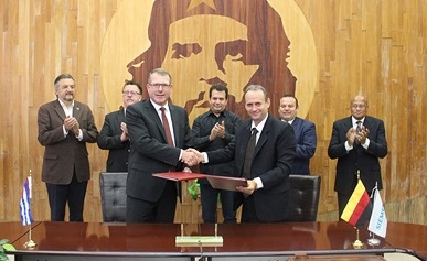 Handshake after MoU was signed in Havana