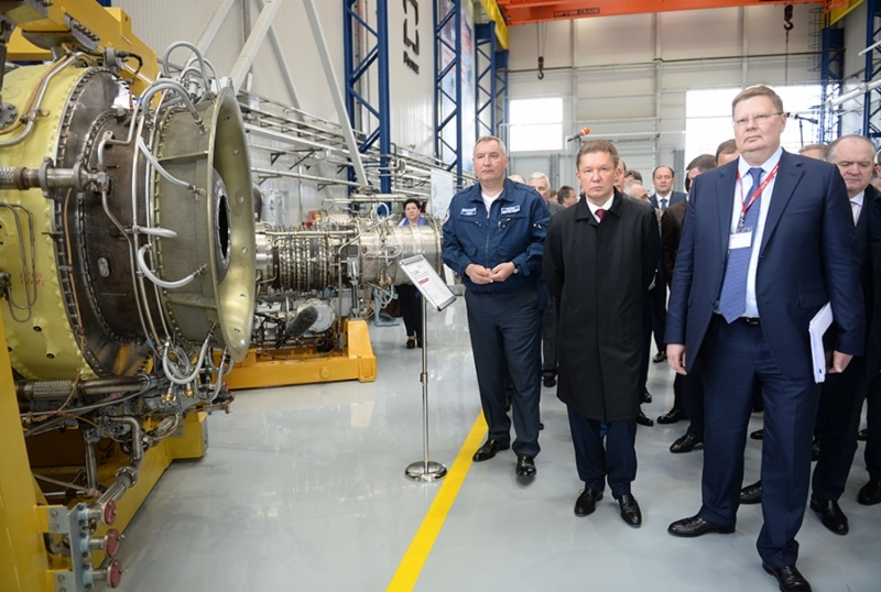 Dmitry Rogozin (left) and Alexey Miller (center) touring production workshops at Saturn factory in Rybinsk