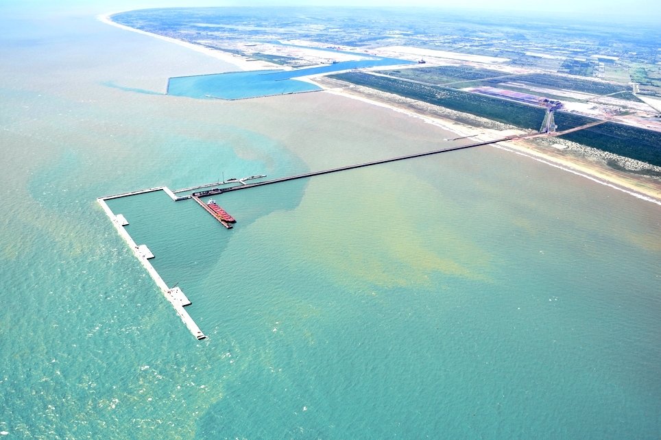 Acu Port, Brazil