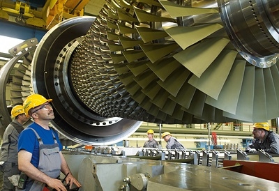 Siemens employees in the final assembly hall in Berlin
