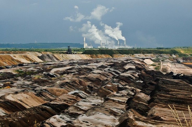 Open-cast coal mining at Garzweiler, Germany