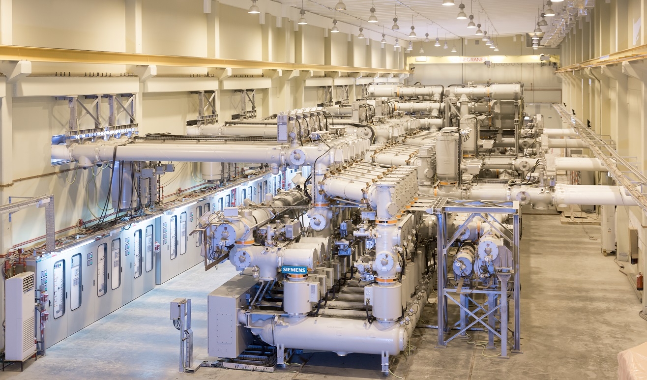 Siemens 380 kV 8DQI gas-insulated switchgear
