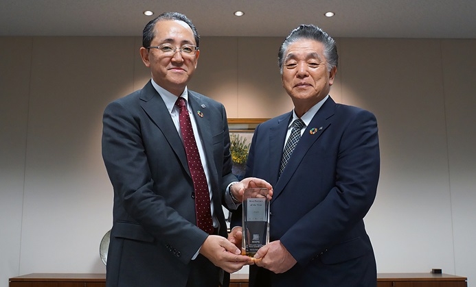 MHPS presents the awart to Kajima Corp