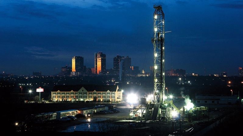 Chesapeake gas rig in Fort Worth, Barnett Shale