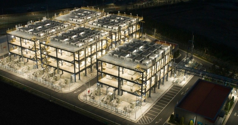 Night view of the world’s first by-product hydrogen fuel cell power plant