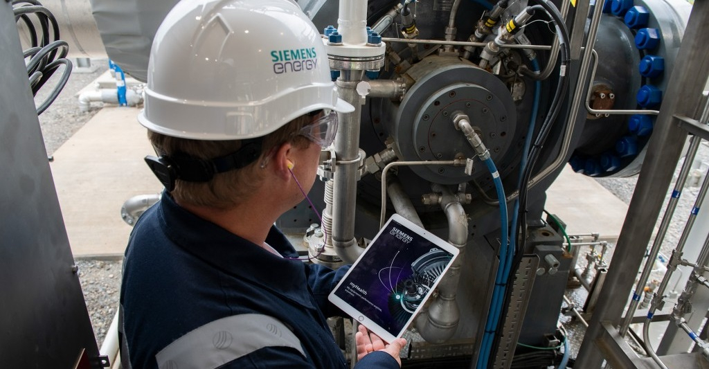 Final checks at a SGT-400 turbine