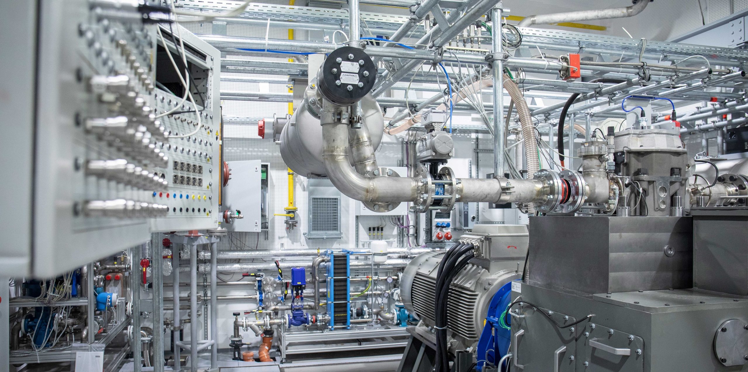 MAN optimizes the combustion hydrogen, ammonia and methanol at its test center in Dessau-Roßlau.