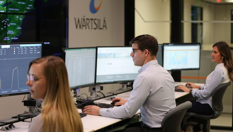 Operators at Wärtsilä service center in Houston