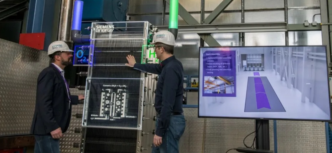 Thomas Bagus (left) will lead the electrolyser production in Berlin.