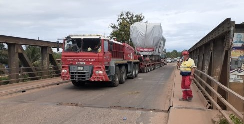 Transport of an engine to Kossodo, Burkina Faso.