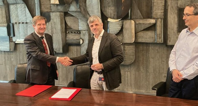 Italo Ballestrelli, FATA EPC vice president shakes hands with Marco Golinelli, Wärtsilä business dev. manager, overlooked by Stefano Avenati, FATA EPC head of sales & proposals.