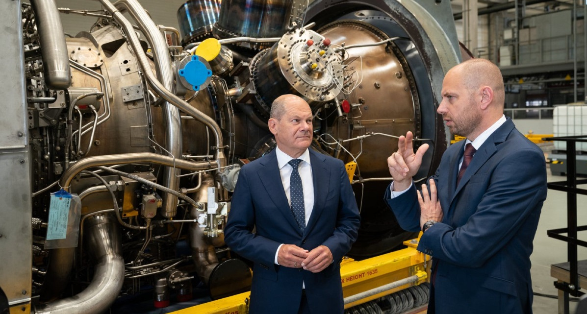 Chancellor Scholz (left) during a visit at the turbine's storage site in western Germany
