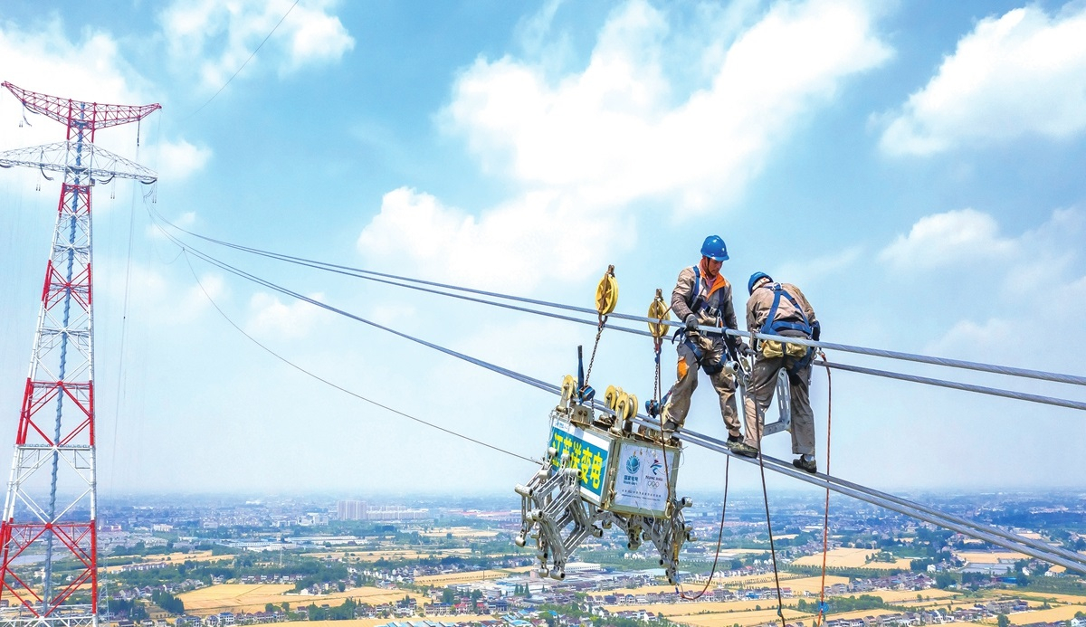 Construction of the 500-kV Yangtze River crossing power line