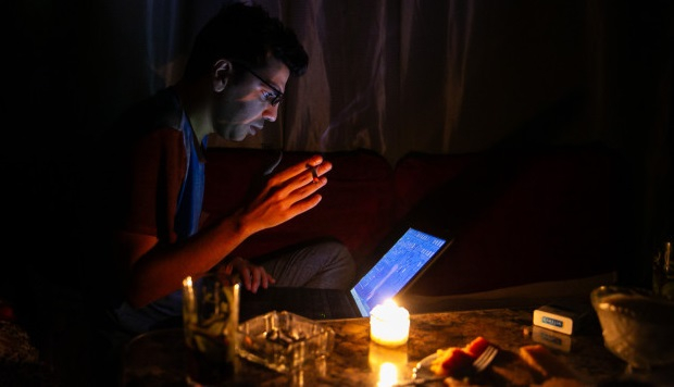 Egyptians turn to candlelight during power cuts