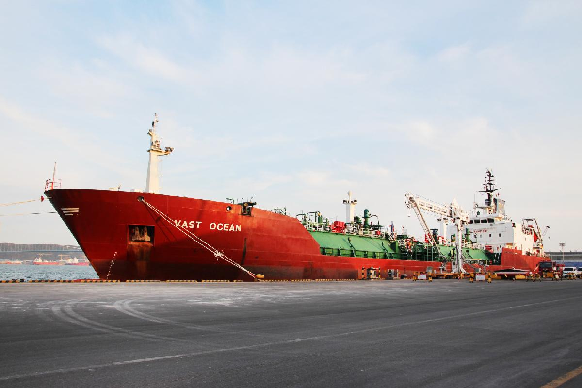 Lotte re-exports ammonia from Ulsan Port