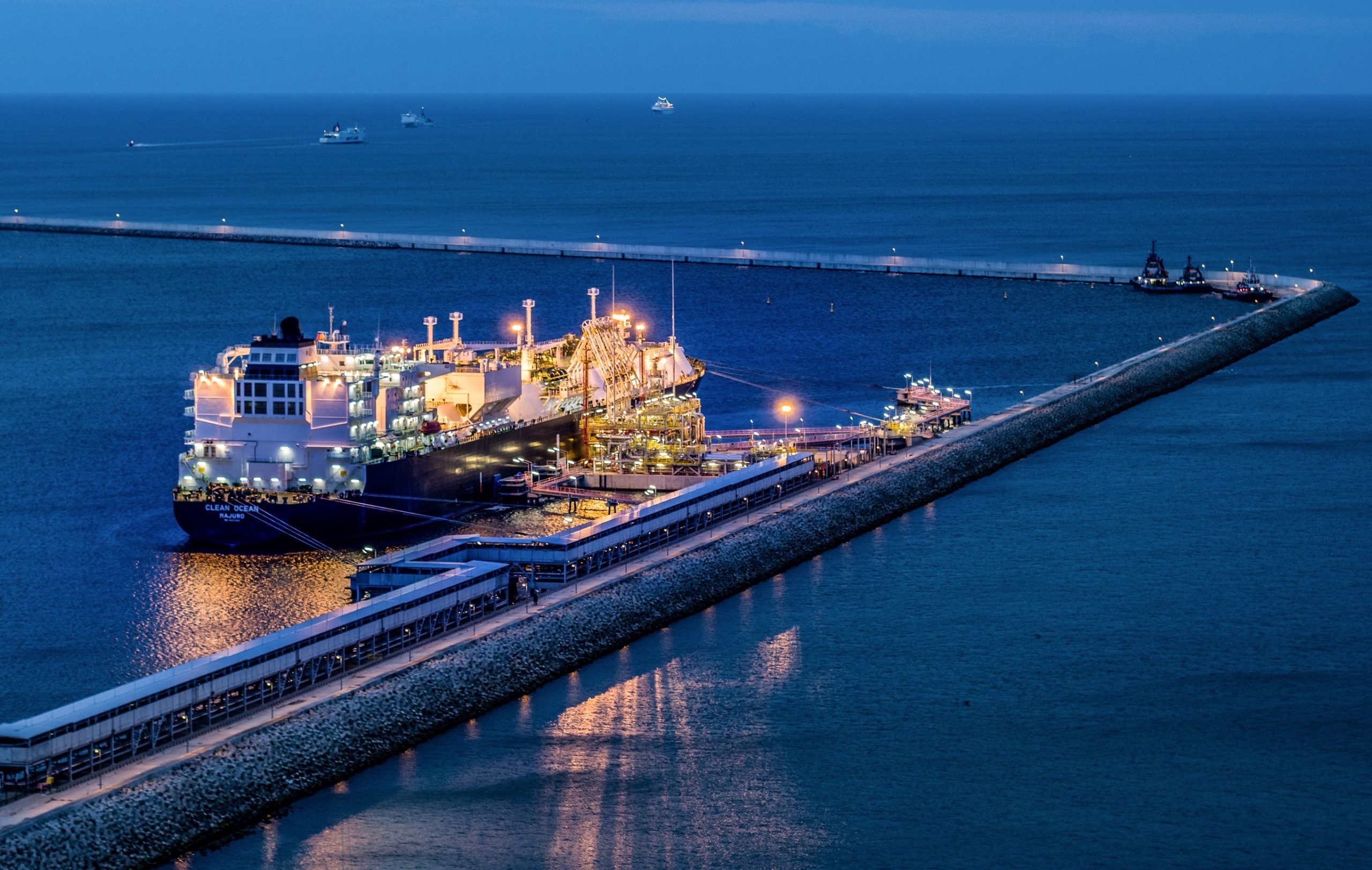 Cargo discharging at Świnoujście LNG terminal, Poland