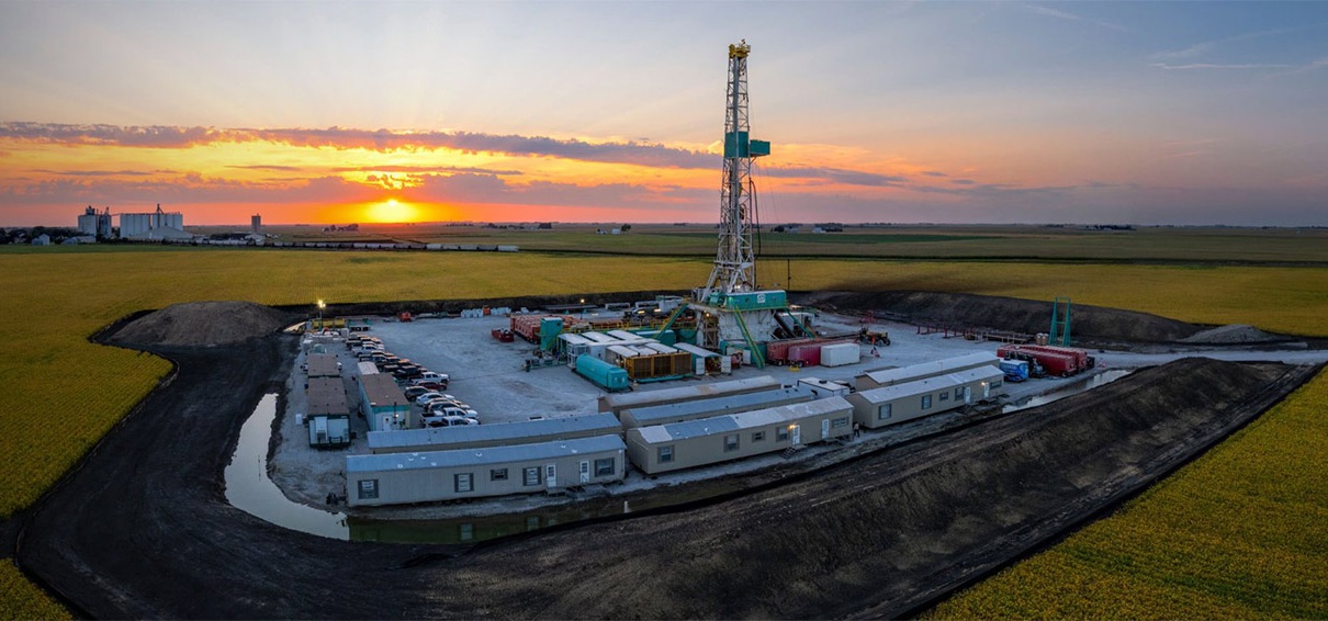 hydro-drilling-rig-in-field